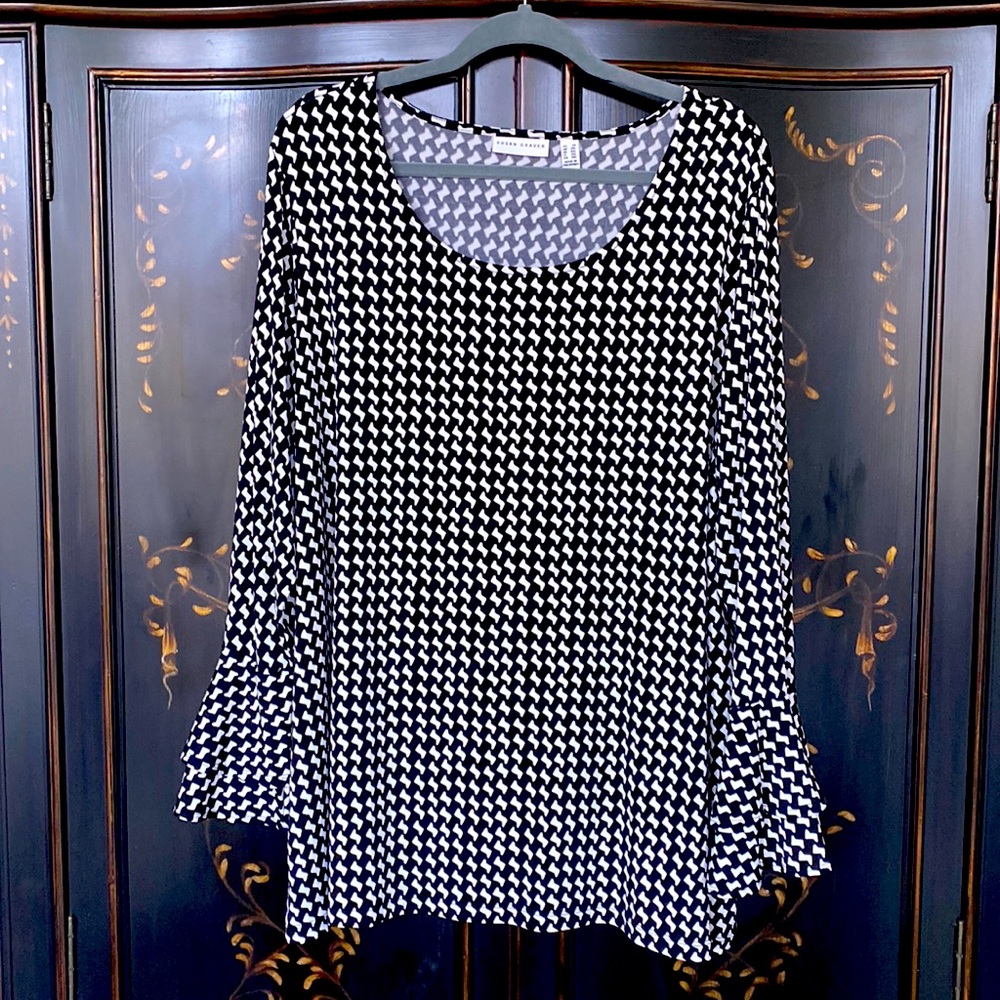 Black & white tunic blouse with bell sleeves. Size 2X.
